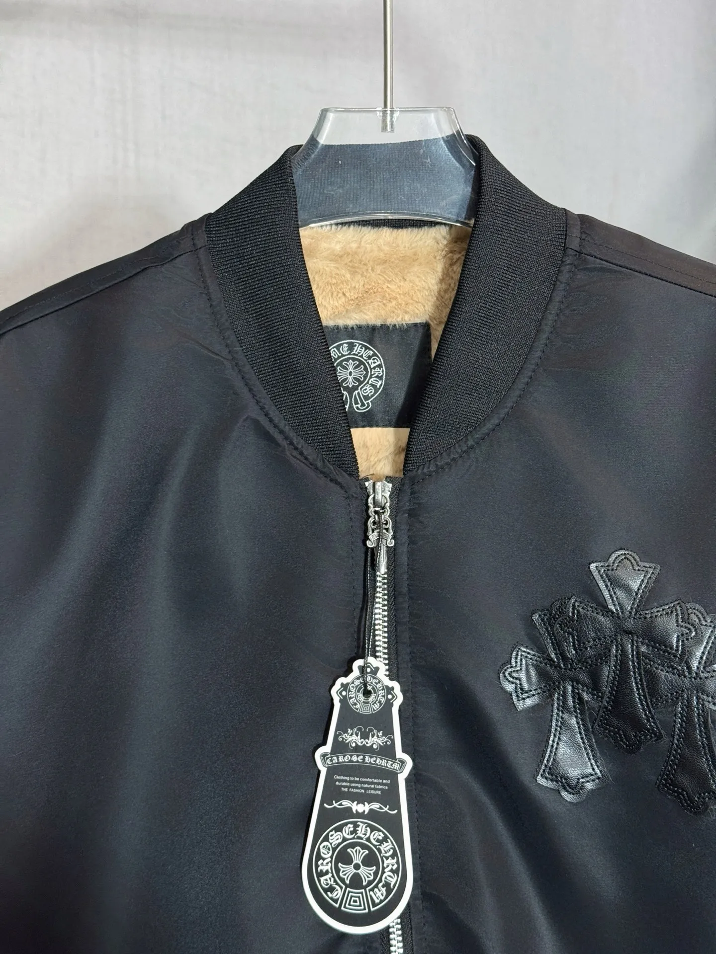 P420 model number: HE409 Chromehearts-Chrome heart plus velvet leather zipper baseball cotton jacket The fabric is made of windproof polyester. The upper body is windproof and cold-proof in winter. The lining is made of plush wool, which is absolutely warm and comfortable. The threads of the collar and hem are made of elastic pure cotton threads of the same color and color. The original logo Croix heart cross leather label is customized to highlight the characteristics of the clothes. The original hardware double-pull zipper. The overall upper body of the clothes is very good-looking. It is made by a famous factory and has the original original label. It has all three labels. You can buy it with confidence.  Color: Picture color Size: S M L XL